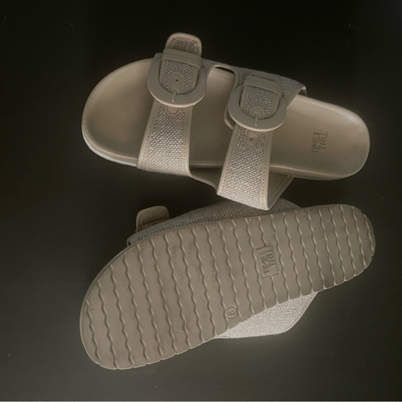 Women's Time and True beige sandals size 8 - Picture 2 of 3